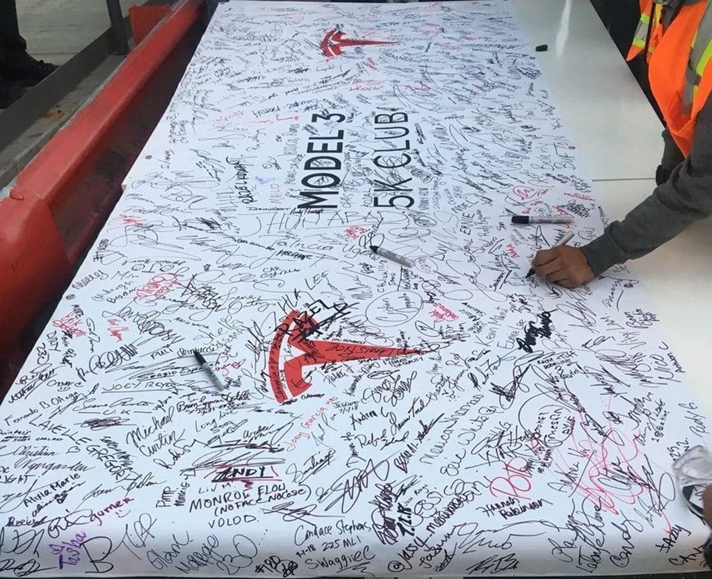 테슬라 모델 3 주 생산 5천대 달성 축하 Tesla-Model-3-5K 이미지원 electrek 세로