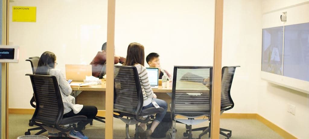 페이스북 디자인 비평 프로세스가 가르쳐 준 4가지 교훈 15 페이스북 엔지니어들이 회의하는 모습 facebook engineer