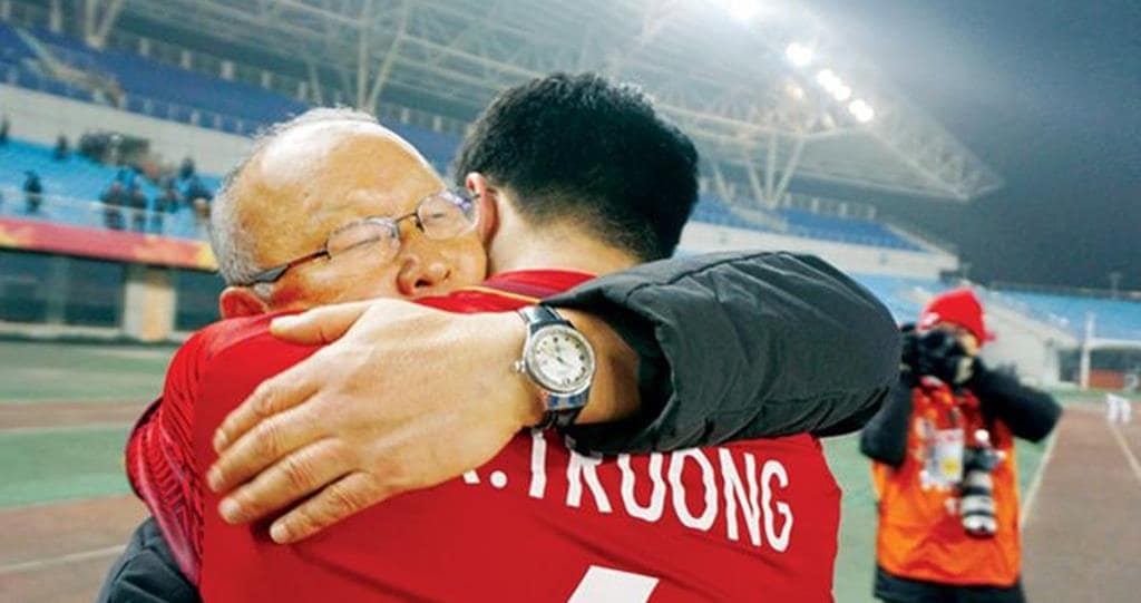 경기가 끝난 후 선수를 안아주는 박항서 감동, 눈을 지긋히 감은 모습에서 진심을 느낄 수 있다. Image - Tien Phong