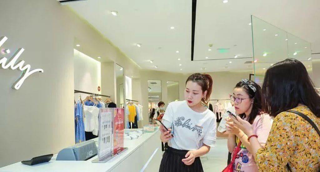 알리바바 티엔바오의 이미시 매장에서 제품을 살펴보는 여성 고객들, Image - sohu.com