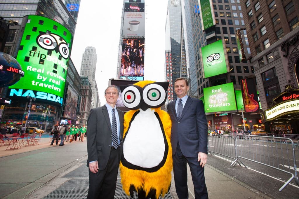 나스닥 앞에서 포즈를 취한 창업자들 TripAdvisor Co-Founder & CEO Stephen Kaufer, image - Tumblr