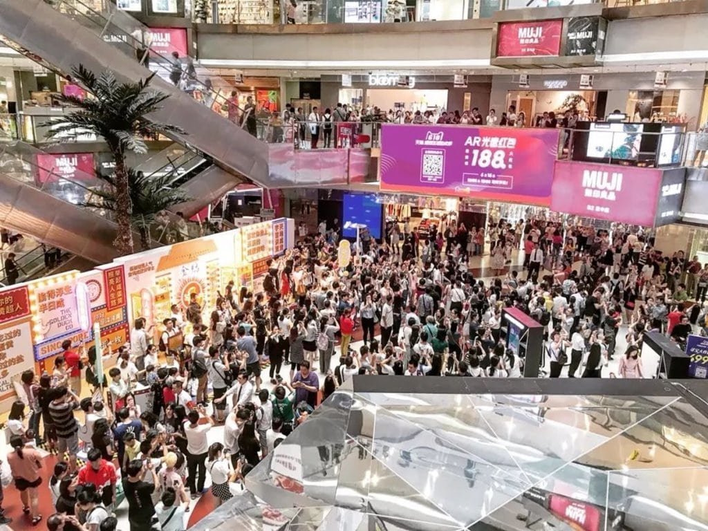 상해 롱즈몽(龙之梦购物中心)에 설치된 임시 매장, 첫날 프모모션 행사에 많은 인파가 몰렸다