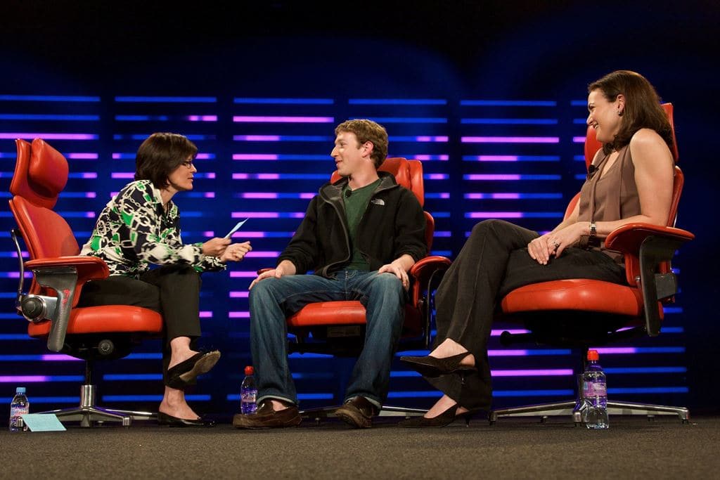 쉐릴 샌드버그와 마크 주커버그와 인터뷰중인 recode의 Kara Swisher 이미지원 - recode