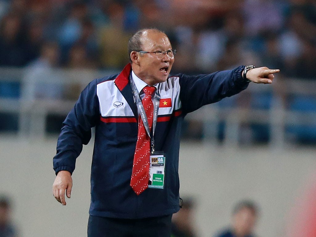 열정적으로 선수들을 지휘하는 박항서 감독