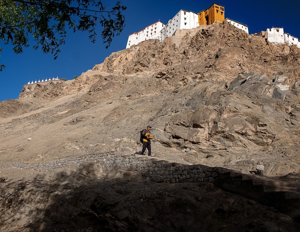 오토바이도 갈수없는 험지는 걸어서 상품을 배달하는 아마존 인도 배달원, 이미지원 - 아마존