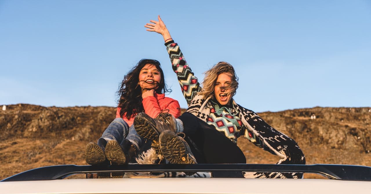 자동차 지붕위서 신난 두 여성 여행객, Image - raphael rychetsky Featured