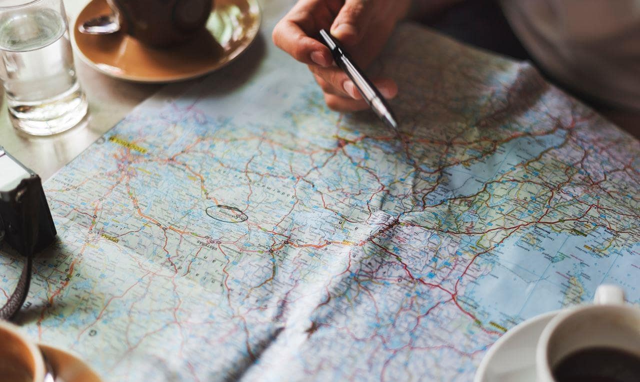 지도를 펴고 여행 계획을 짜다, Image - rawpixel Featured