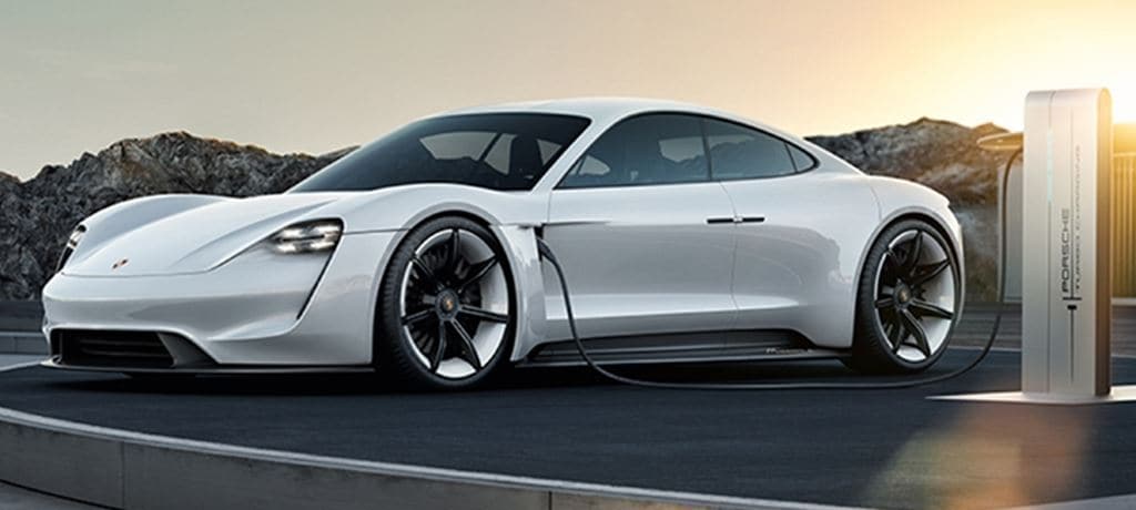 포르쉐 전기자동차 Taycan 석양이 비치는 충전소에서 충전하는 모습, image - Porsche