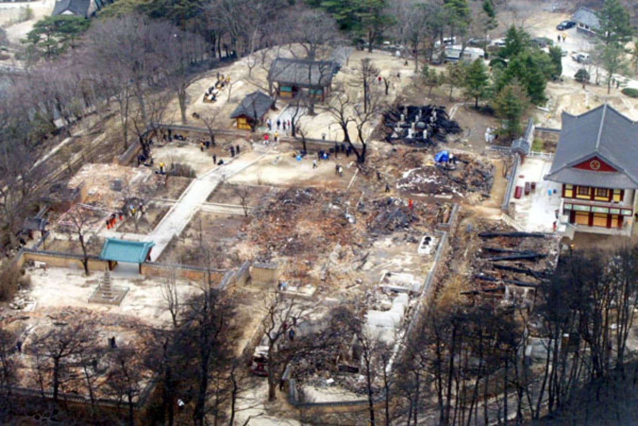 낙산사 산불 직후 모습(2005년 4월), Image -한겨레신문