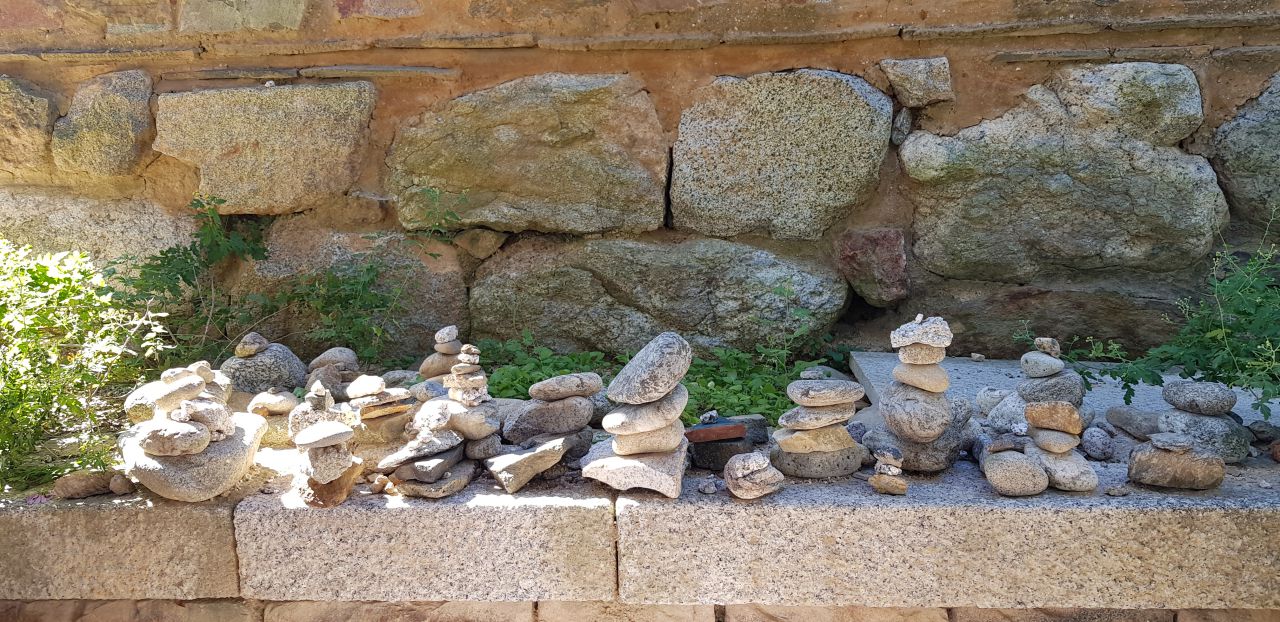  낙산사 경내, 원통문을 지난 꿈이 이루엊는 길 옆에 쌓은 소원 돌더미