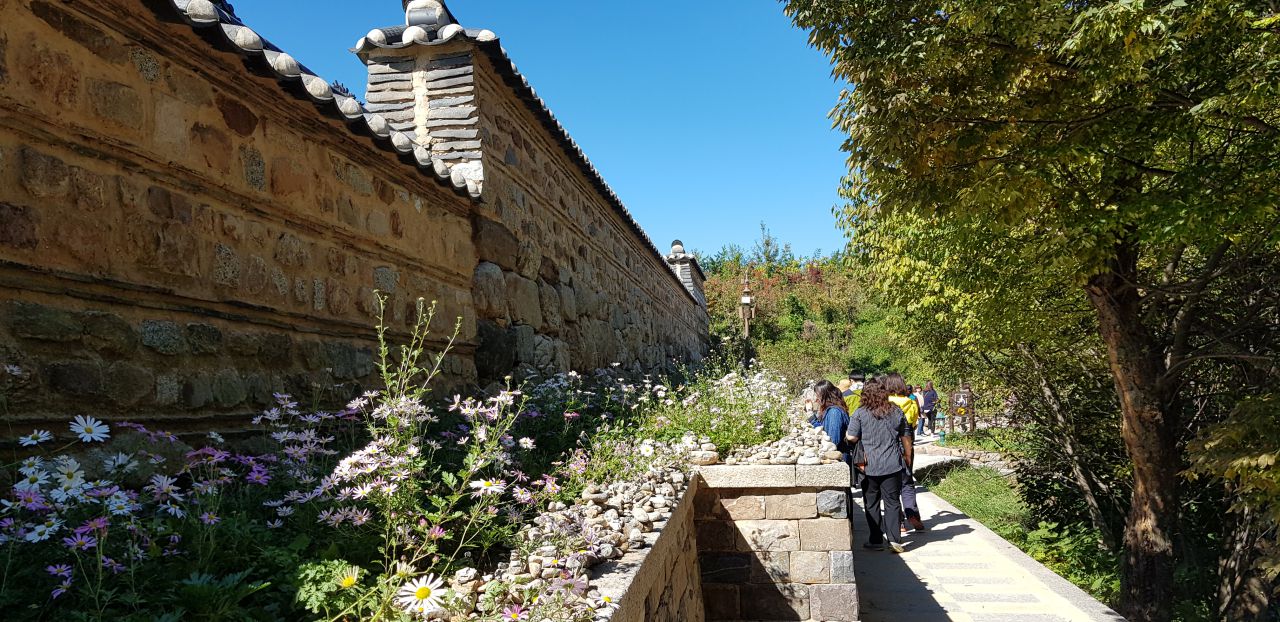  낙산사 경내, 원통문을 지난 꿈이 이루엊는 길 옆에 쌓은 소원 돌더미