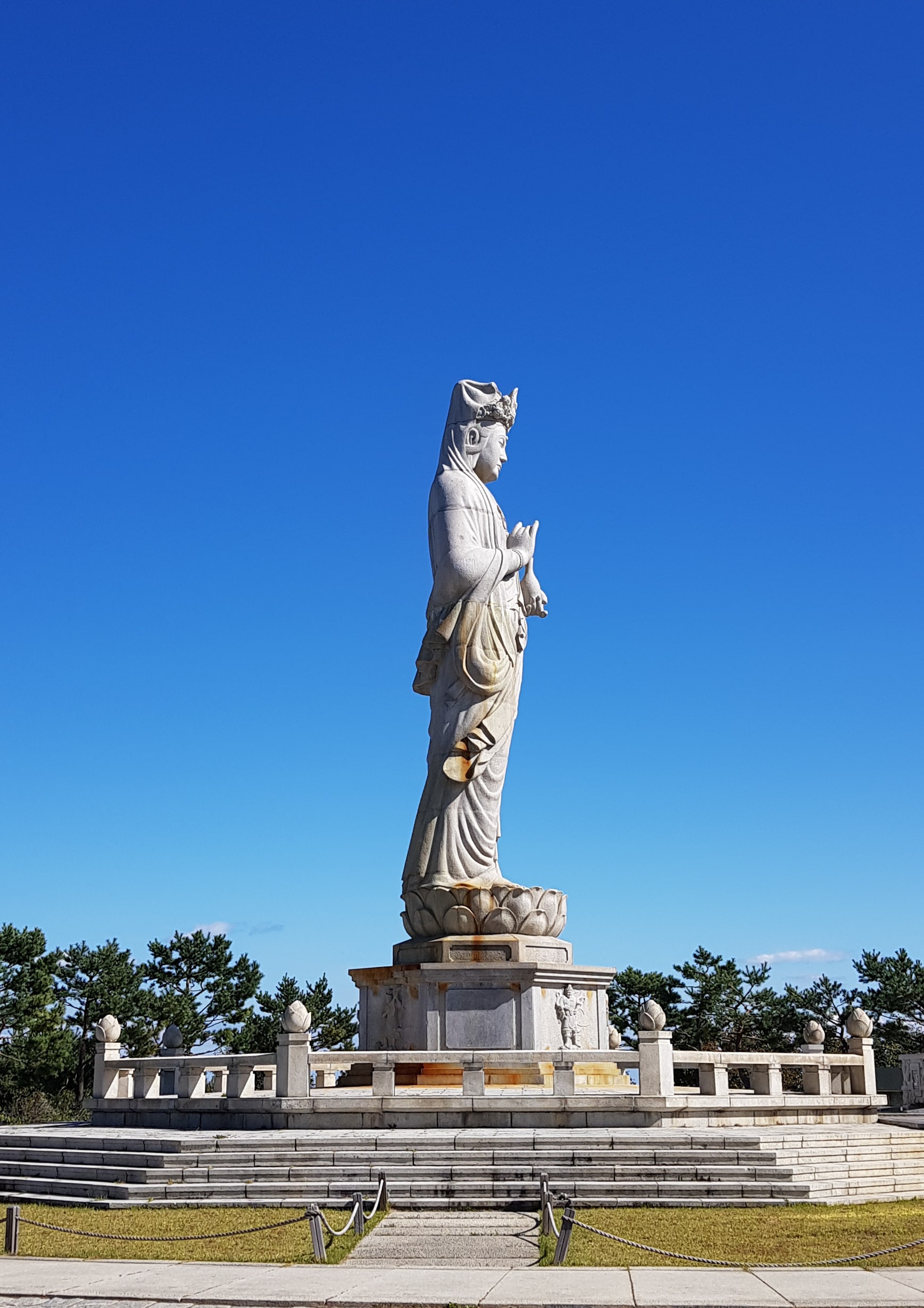 측면에서 바라본 해수관음상