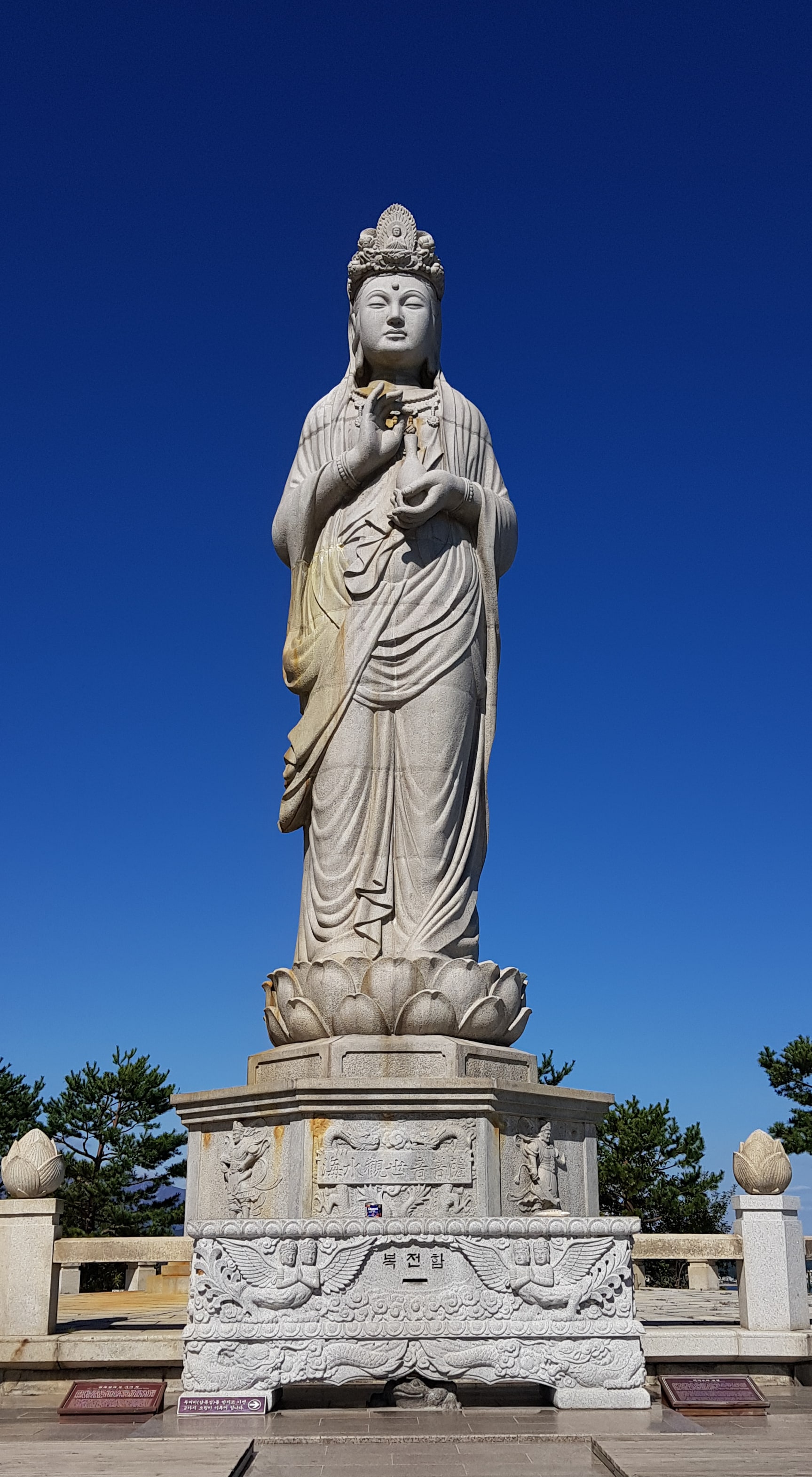 정면에서 바라본 해수관음상