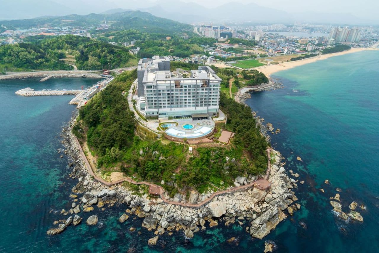 속초 외옹치를 끼고 건설된 롯데리조트와 외옹치 둘레길(바다 향기길) 전경, Image - 롯데리조트