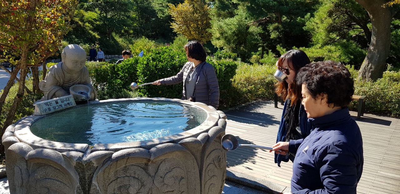 양양 낙산사 입구, 세심대 약수터에서 묵을 축이다.