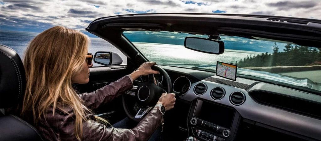 가민(GARMIN) 네이게이션이용해 운전하는 여인, image - GARMIN