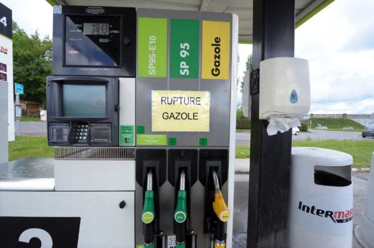 프랑스 주유소의 주유 투입구 모습 essence a gueret, Image - lamontangne,fr