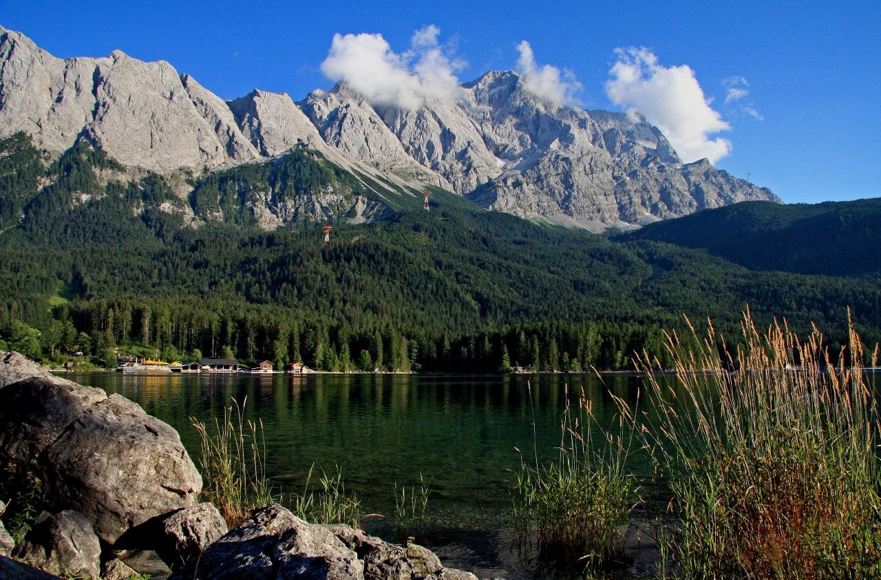 독일 추크슈피체(Zugspitze), 아이브제(Eibsee) 호수에서 바라본 추크슈피체, The Eibsee in front of the Zugspitze - woods on the northern shore, Image - Octagon in Wiki