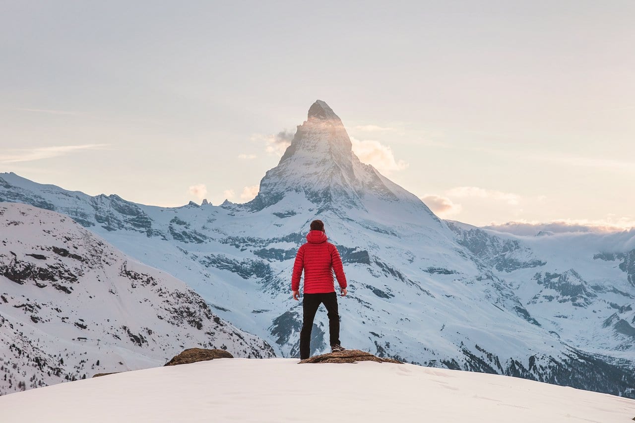 스위스 체르마트에서 마테호른(Matterhorn)을 바라보는 남자, Image - joshua earle Featured