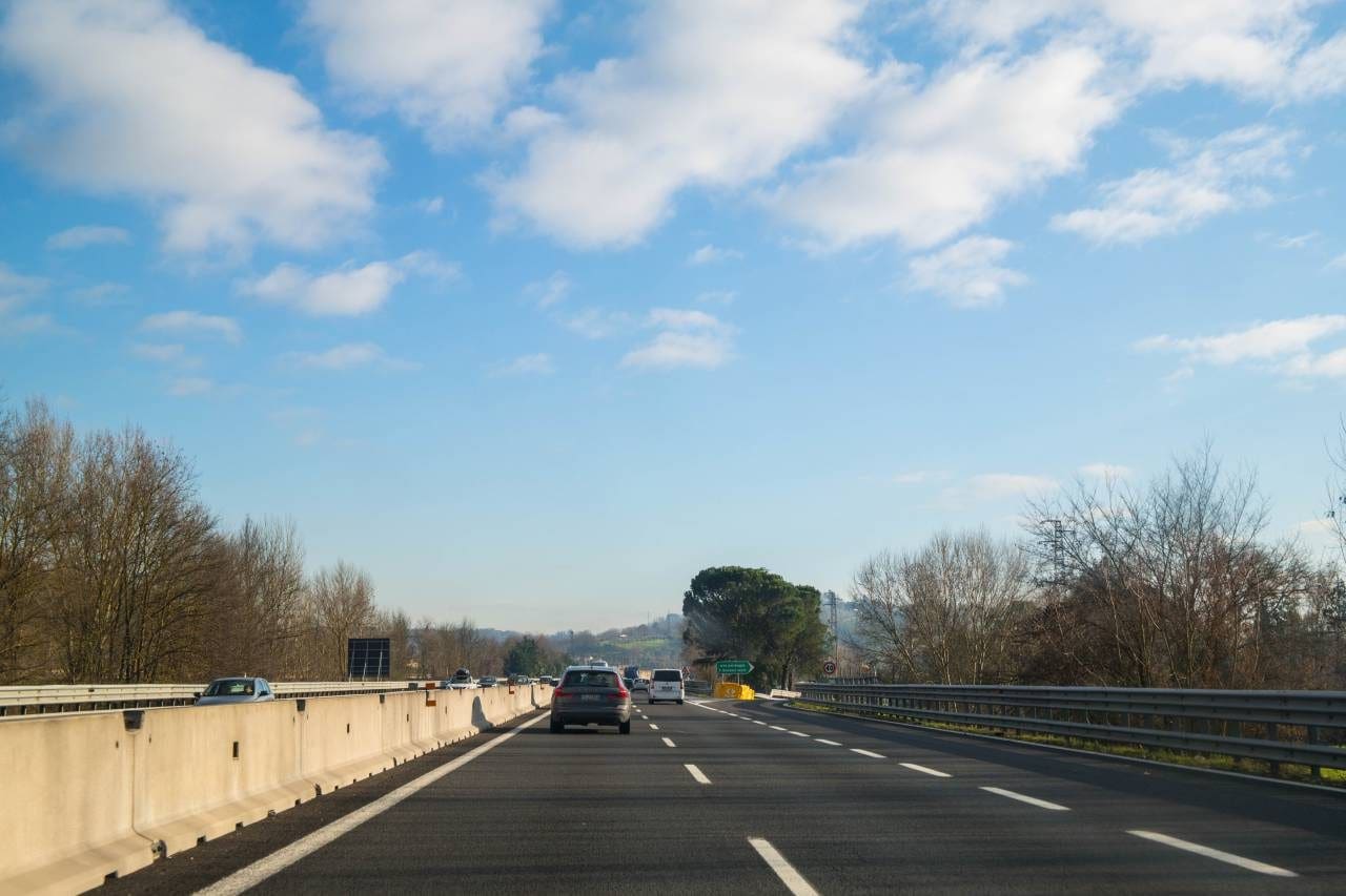 유럽 이탈리아 자동차여행_피엔차로 향하는 고속도로 풍경, 흐리던 피렌체와는 달리 너무도 맑은 날씨를 보여주었다, Image - happist
