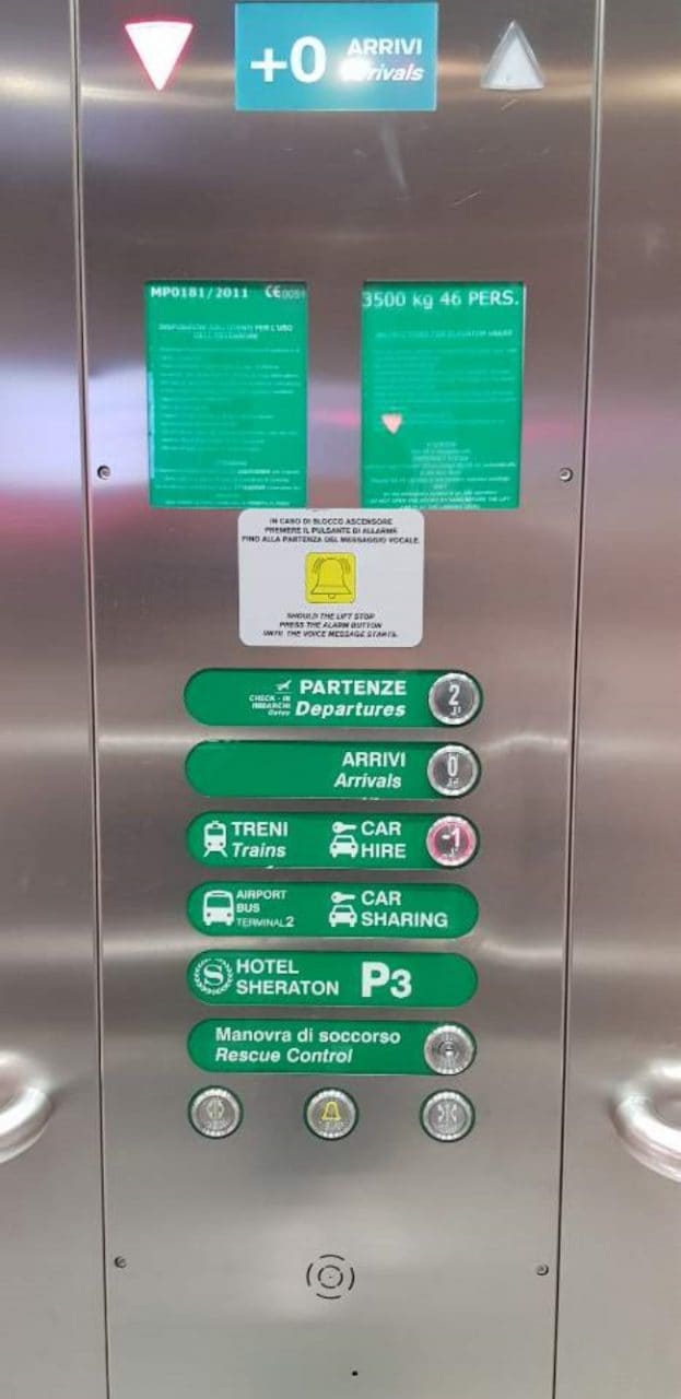 이탈리아 여행, 밀라노 말펜사공항 입국장을 나와 허츠렌트카로 가는 길 투명 엘리베이터 버튼