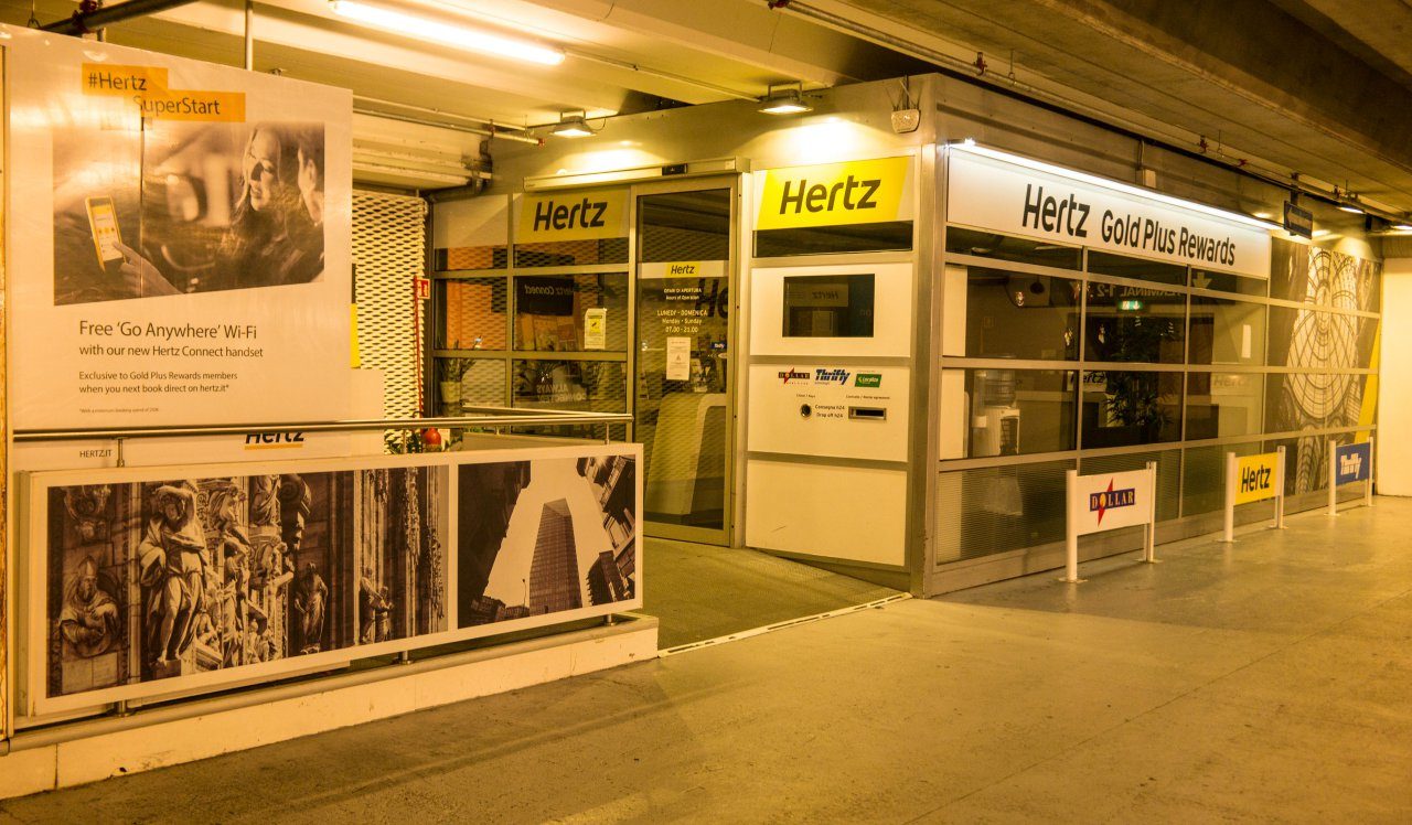 이탈리아 밀라노 말펜사 공항의 렌트카 주차장 입구에 있는 허츠 골드플러스 리워드즈 사무실,  Image by Happist