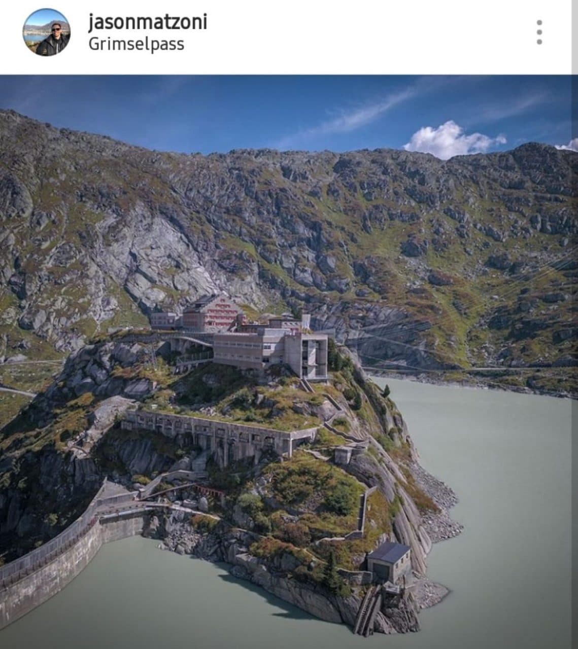 스위스 자동차 여행, ㄱ림젤 패스 중 그림젤 호수 옆 놀렌(Nollen) 바위 위에 위치한 그림젤 호스피스(Grimsel Hospiz), Image -jasonmatzoni instagram
