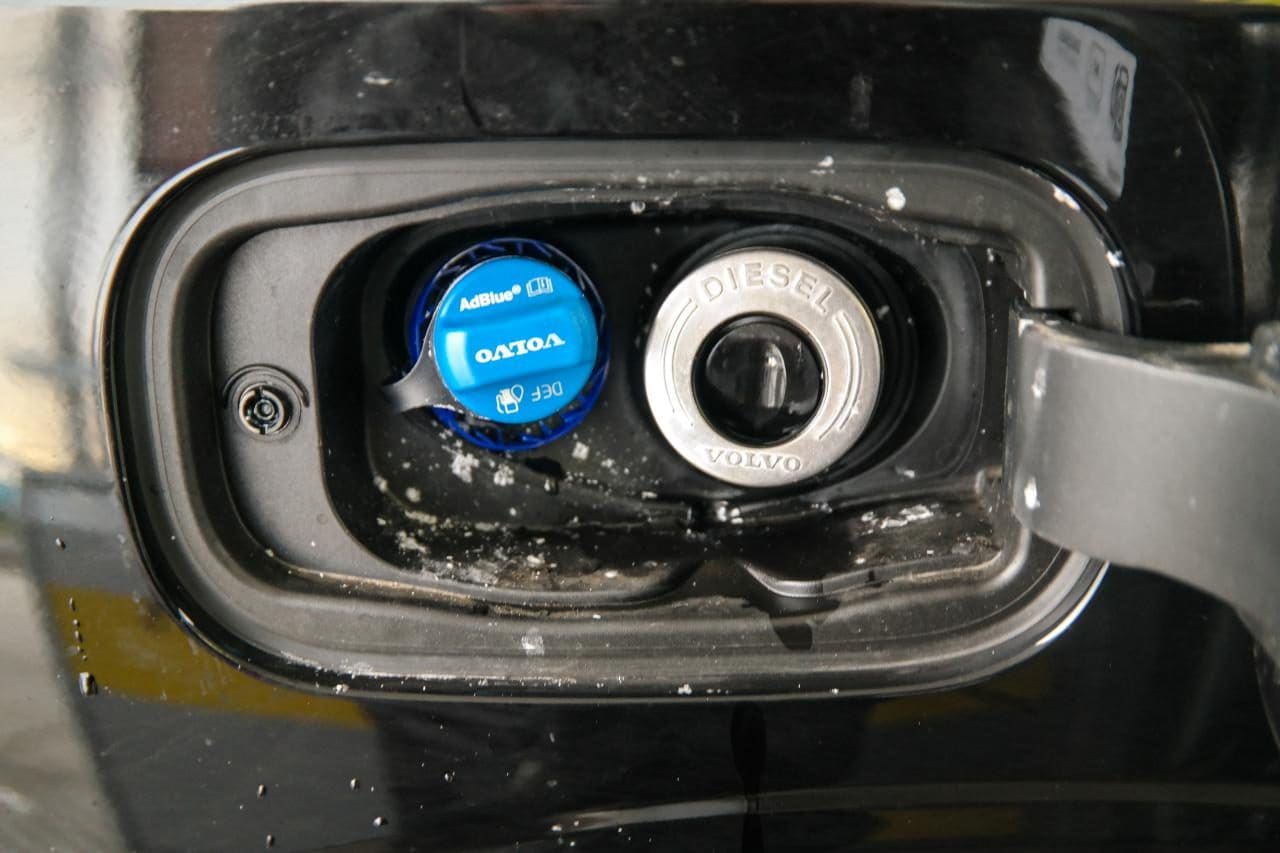 유럽 자동차 여행 - 렌트카 요소수(Adblue) 교환하기 볼보 XC60에는 이와같이 여료 주입구 옆에 요소수(AdBlue) 주입구가 따로 있다, Image by Happist