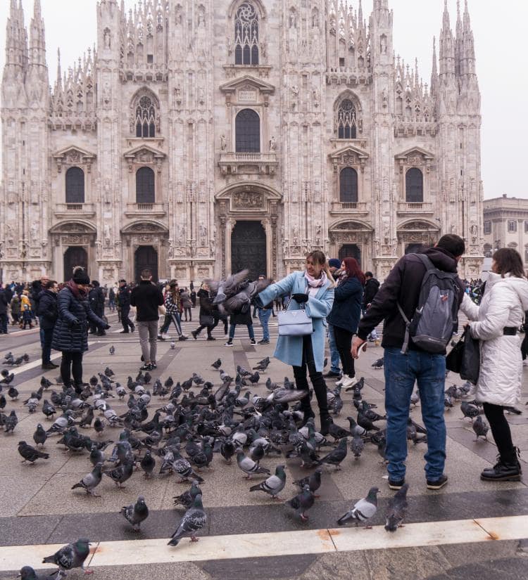 이탈리아 자동차 여행, 밀라노 대성당 광장에서 비둘기들과 기념 촬영을 하는 관광객들, Image by Happist