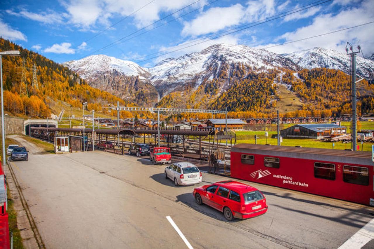 푸르카 트레인에 탑승하고 있는 자동차들 Furka car train, Image SwissTourism 꿈꾸는섬