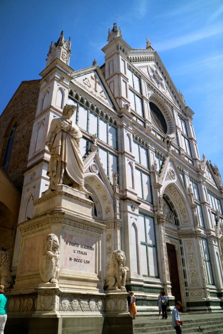 이탈리아 여행, 피렌체, 산타 크로체 성당(Basilica of Santa Croce in Florence) 왼쪽 출입구에 서 있는 단테 조각상