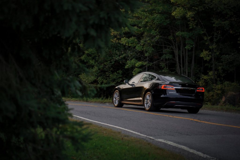 숲길을 달리는 테슬라 모델 S, Tesla Model S, Image - jp valery Featured