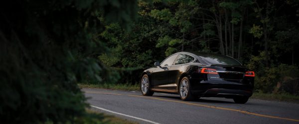 숲길을 달리는 테슬라 모델 S, Tesla Model S, Image - jp valery Featured