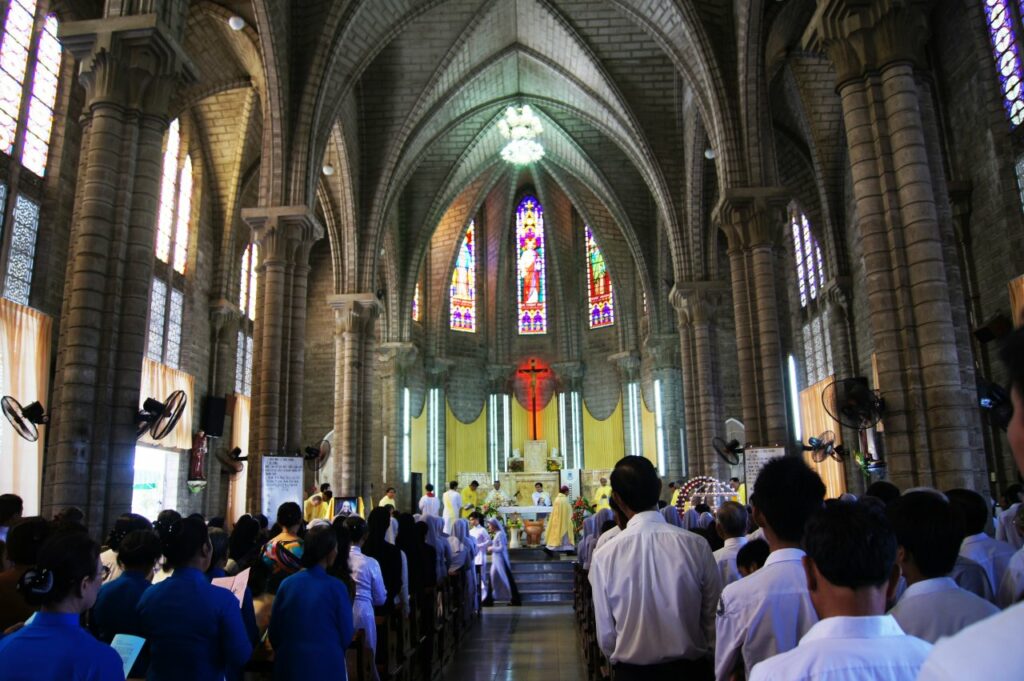 나트랑 대성당(Nha Trang Cathedral) 내부, Image by Hoangvantoanajc
