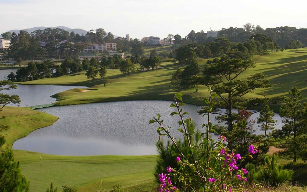 달랏 팰리스 골프클럽(Dalat Palace Golf Club, 꽃과 호수와 아름들이 나와 필드가 절묘하게 아름다운 골프장 필드 풍경 04