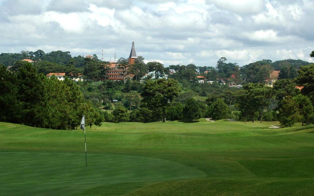 달랏 팰리스 골프클럽(Dalat Palace Golf Club, 달랏 시내 건물들이 바로 보이는 곳에 위피한 골프장 필드 풍경 08