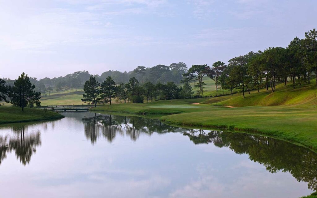 달랏 팰리스 골프클럽(Dalat Palace Golf Club), 호수와 아름들이 소나무 사이의 푸른 페어웨이가 아름다운 필드 풍경