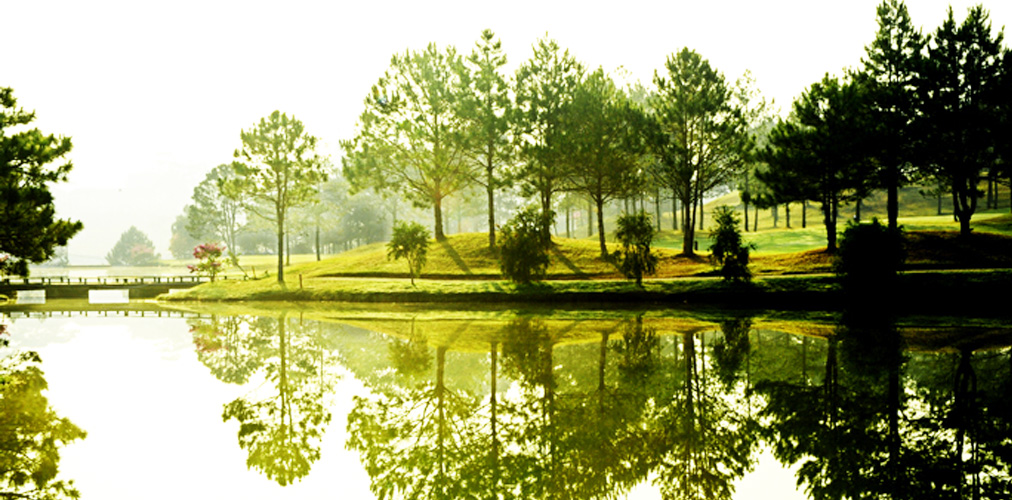 달랏 팰리스 골프클럽(Dalat Palace Golf Club) 햇살과 호수반영이 아름다운 필드 풍경
