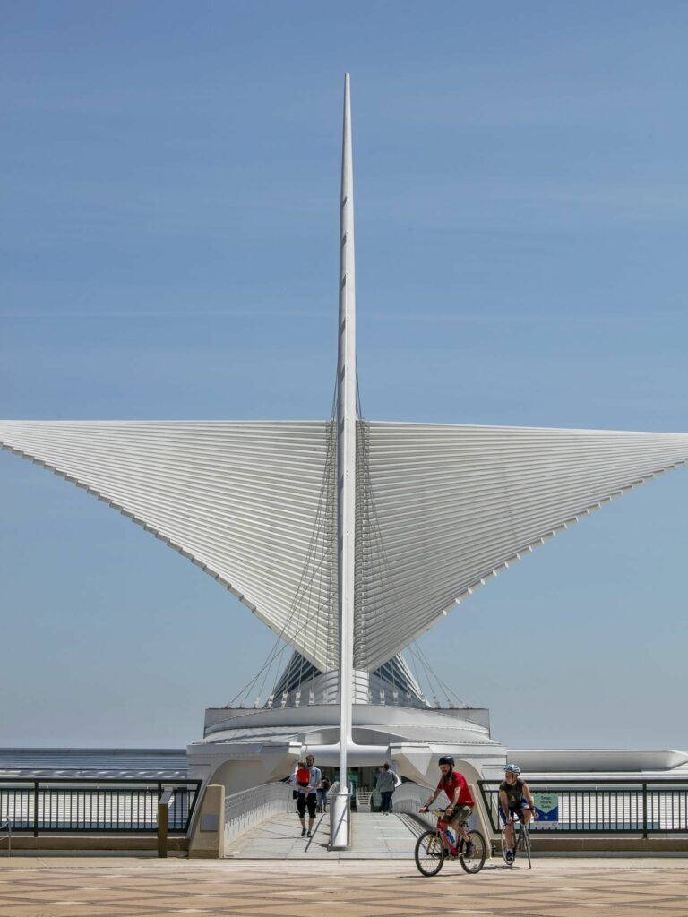 밀워키 미술관에 있는 Santiago Calatrava의 Quadracci Pavilion, Photo by 케빈 제이 미야자키(KEVIN J. MIYAZAKI)