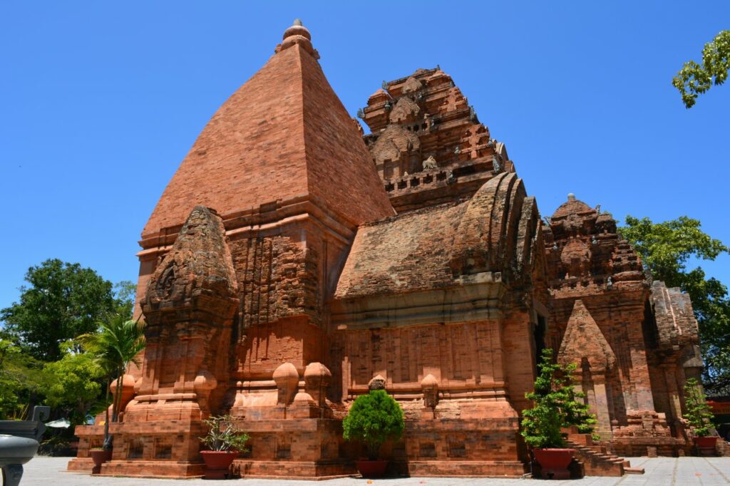 베트남 나트랑 참파왕국 유적지, 포나가르 사원(Po Klong Garai Cham Temple Towers) 측면 이미지, Image by vietnam-it