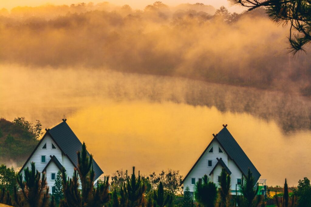 베트남 달랏, 호수가의 아름다운 수채화같은 집