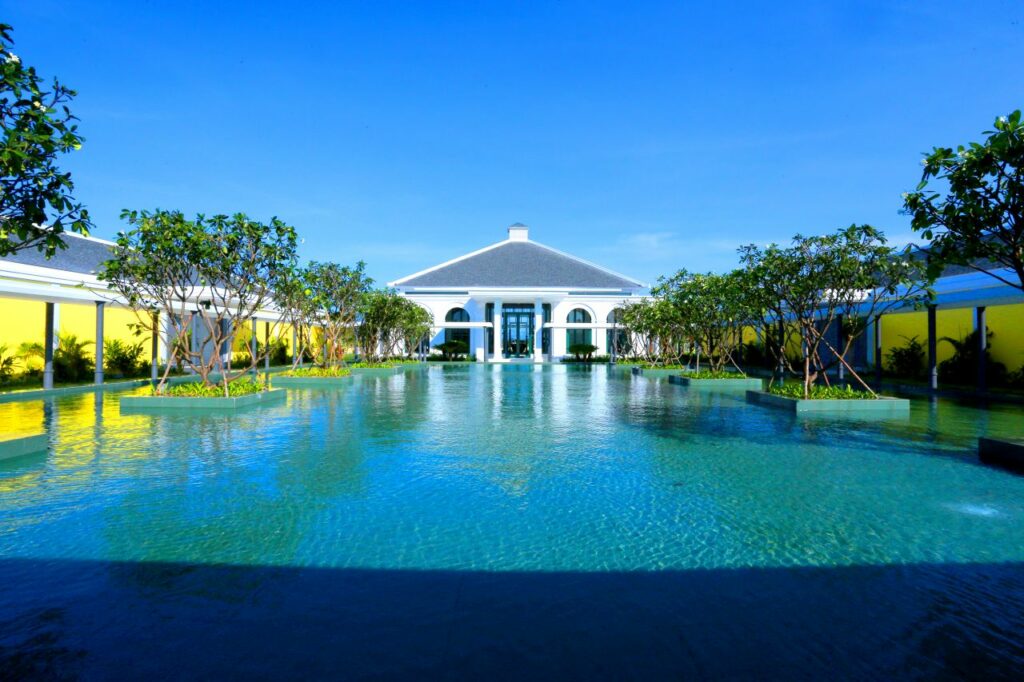 빈펄 골프 남 호이안(Vinpearl Golf Nam Hoi An) 인상적인 클럽하우스와 호수 전경