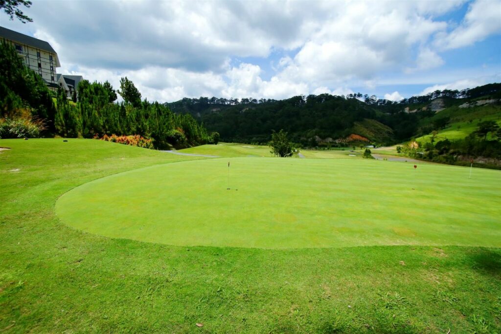 샴 투옌럼 골프클럽(Sam Tuyen lam Golf Club), 숲으로 둘러쌓인 골프장 필드 풍경