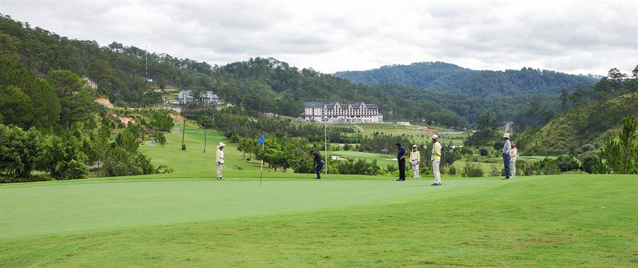 샴 투옌럼 골프 앤 리조트(Sam Tuyen lam Golf & Resort) 골프장에서 라운딩하는 사람들