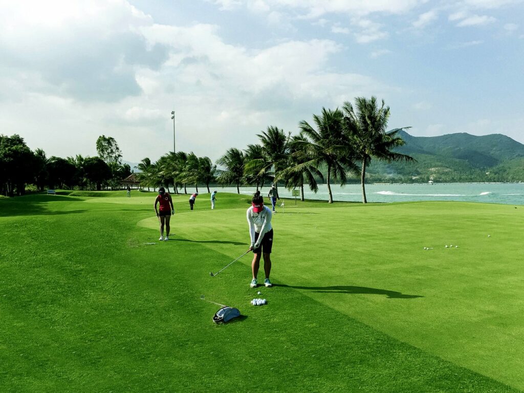 나트랑 다이아몬드 베이 골프클럽 드라이빙 레인지(Diamond Bay Golf and Villas Driving Range)에서 연습 모습