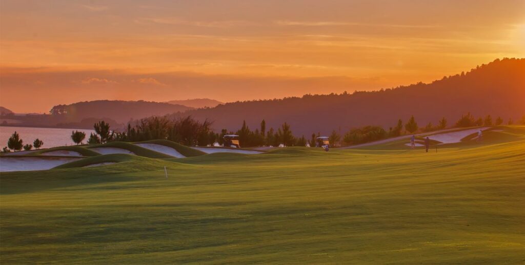 달랏 1200CC(The DALAT AT 1200) 황혼 빛을 담은 호수와 푸른 잔디  그리고 눈이 시리도록 아름다운 석양 풍경