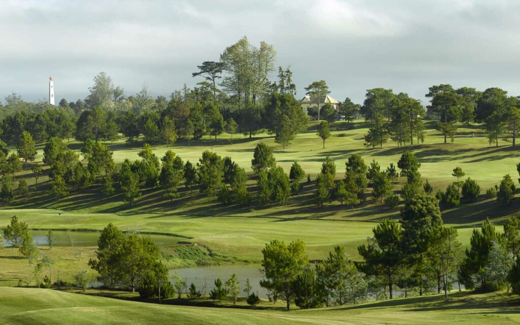 달랏 팰리스 골프클럽(Dalat Palace Golf Club), 오랜 역사의 흔적은 아름들이 나무들로 가득찬 필드를 만들어 내다