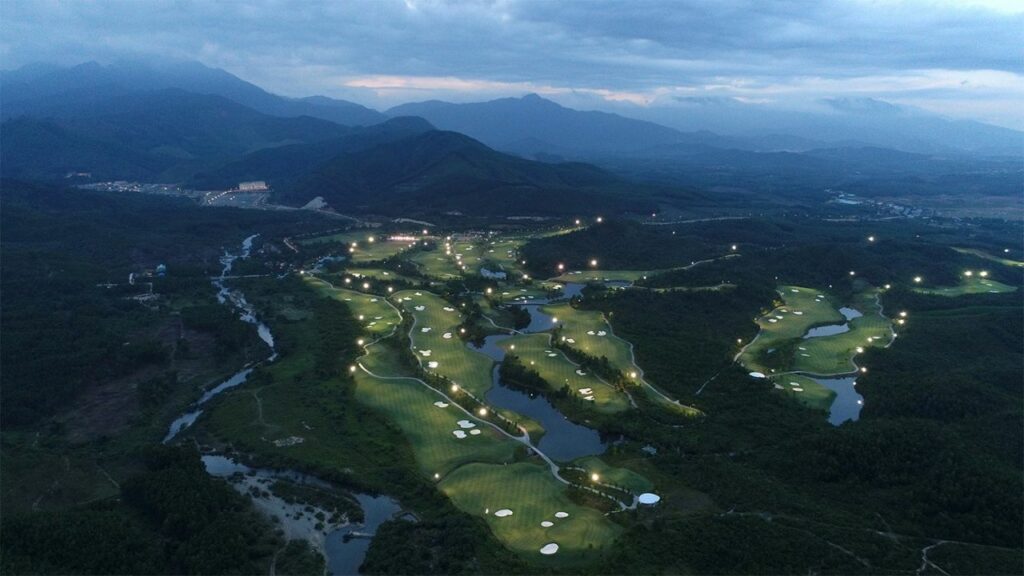 바나힐 골프클럽(Ba Na Hills Golf Club), 야간 조명한 모습
