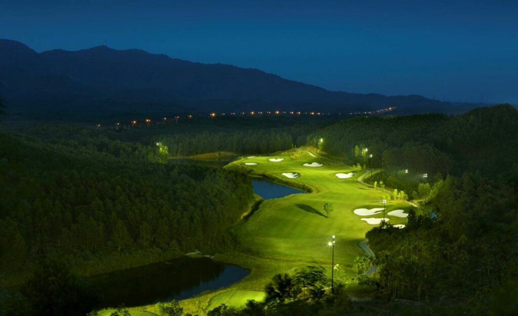바나힐 골프클럽(Ba Na Hills Golf Club), 하늘에서 바라본 11번 홀 야간 조명한 모습