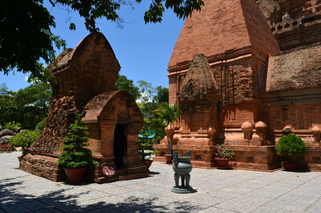 베트남 나트랑 참파왕국 유적지, 포나가르 사원(Po Klong Garai Cham Temple Towers) 측면 이미지, Image by vietnam-it